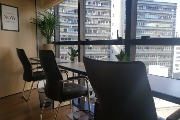Espaço de trabalho da LAWFFICE com vista para os prédios do Centro de Florianópolis